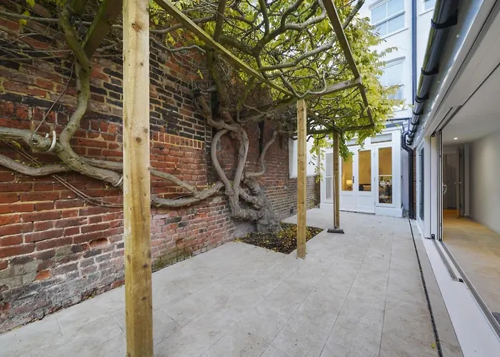 Eton House-Stunning-Castle Views-5Bed-Free-Parking