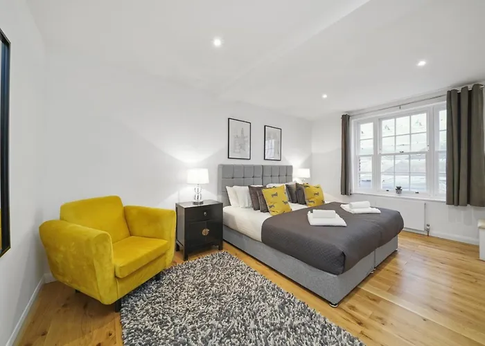 Eton House-Stunning-Castle Views-5Bed-Free-Parking