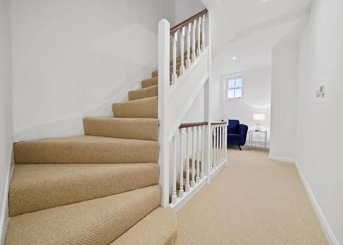 Eton House-Stunning-Castle Views-5Bed-Free-Parking